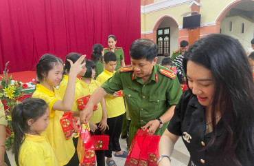 Công an Hương Sơn, Thị xã Hồng Lĩnh trao quà cho các em thiếu nhi nhân dịp Tết Trung thu